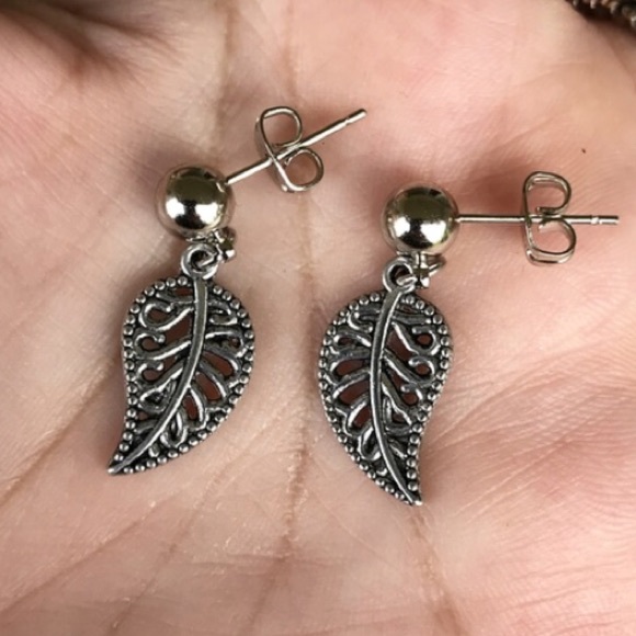 ๐ดSALE ! small leaf silver ball dangly earrings - Picture 7 of 9